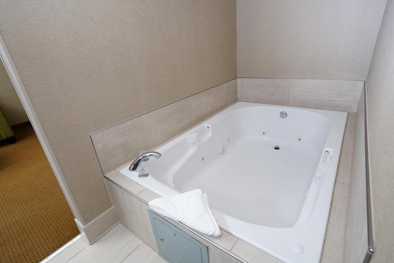 Creekside Hotel & Suites 坎宁维尔 外观 照片